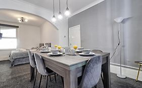 Beautiful Spacious Four Bedroom House With Parking For 2 Cars, 5 Minute Walk To Southend Station