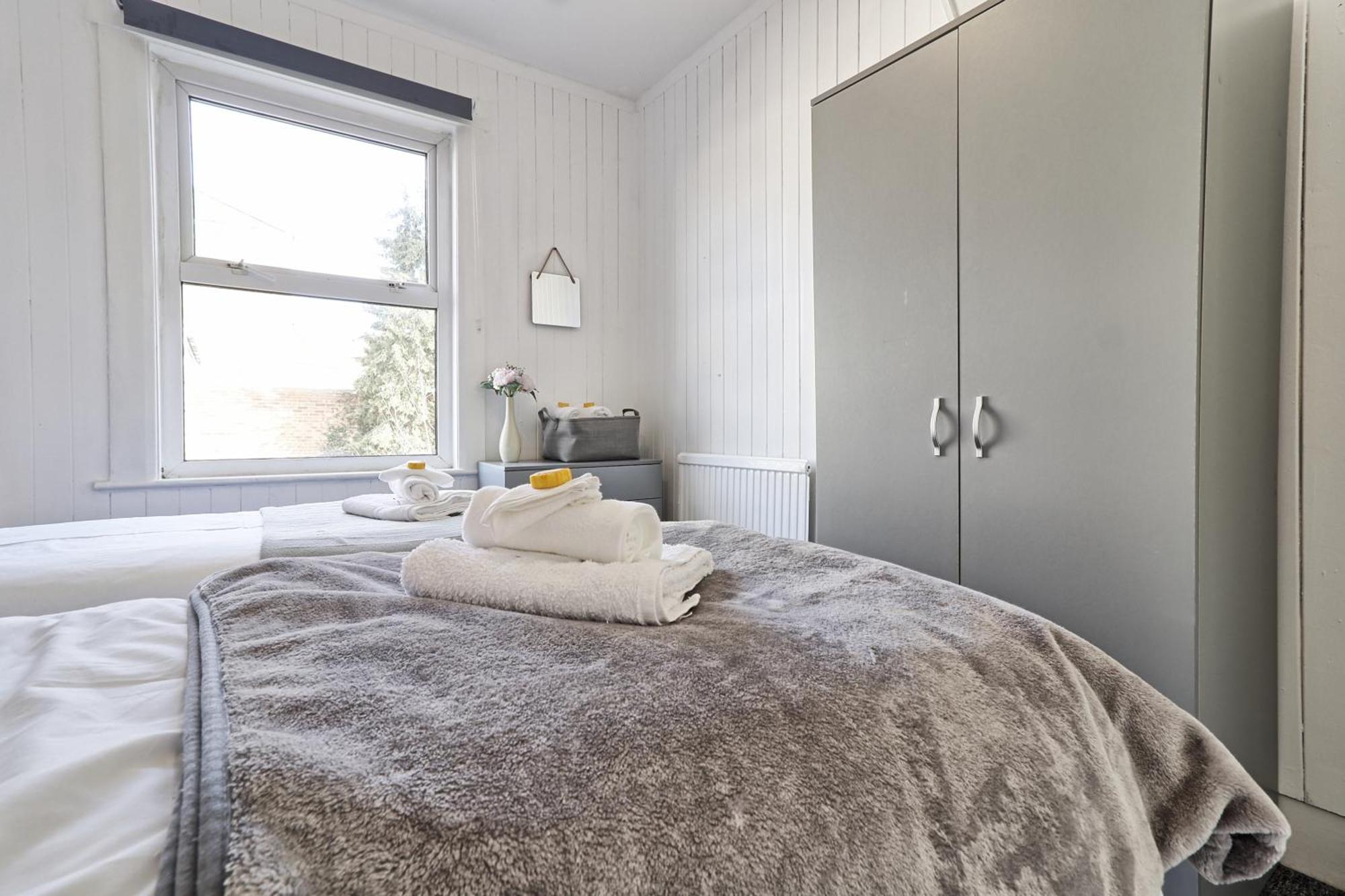 Beautiful Spacious Four Bedroom House With Parking For 2 Cars, 5 Minute Walk To Southend Station Exterior photo