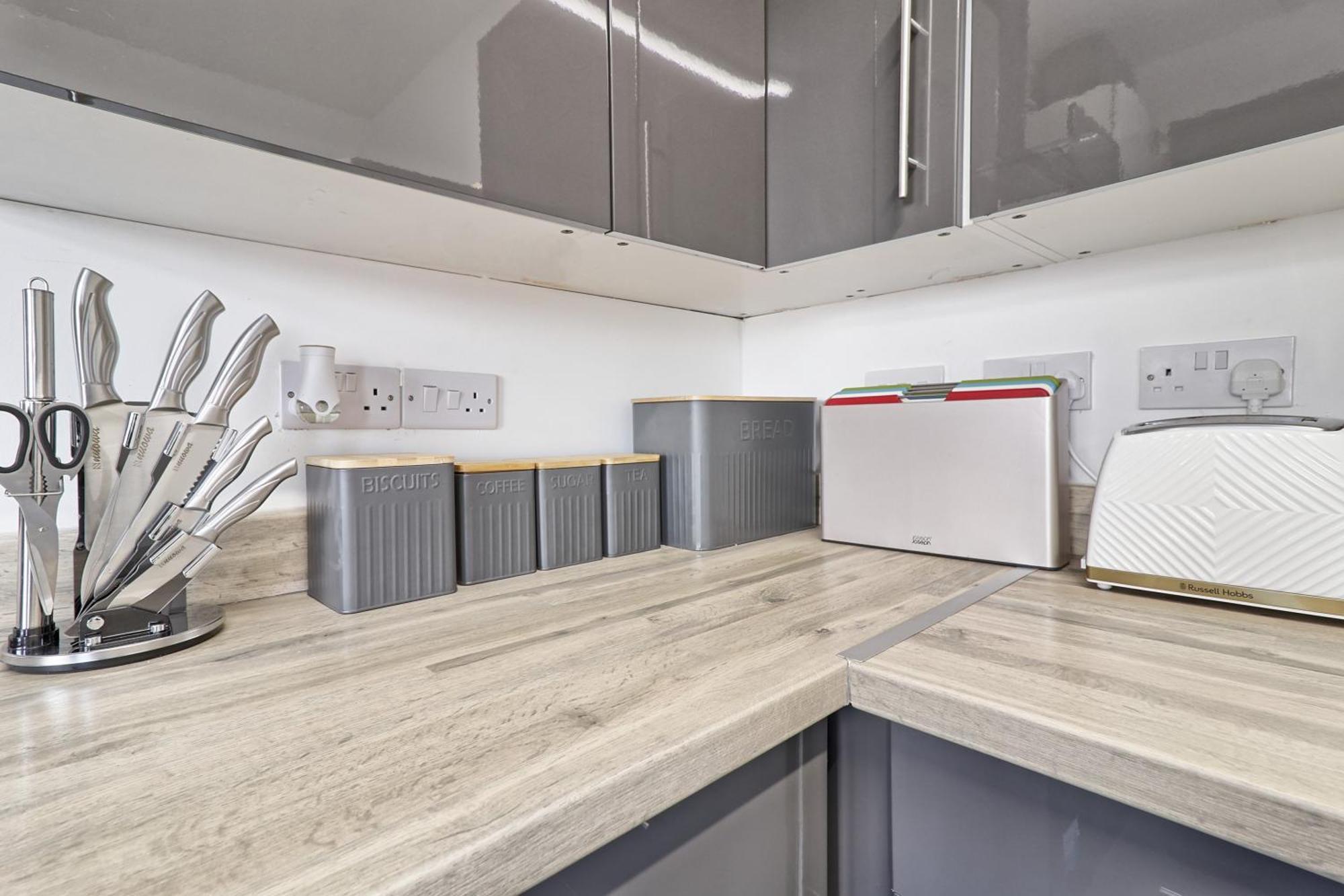 Beautiful Spacious Four Bedroom House With Parking For 2 Cars, 5 Minute Walk To Southend Station Exterior photo