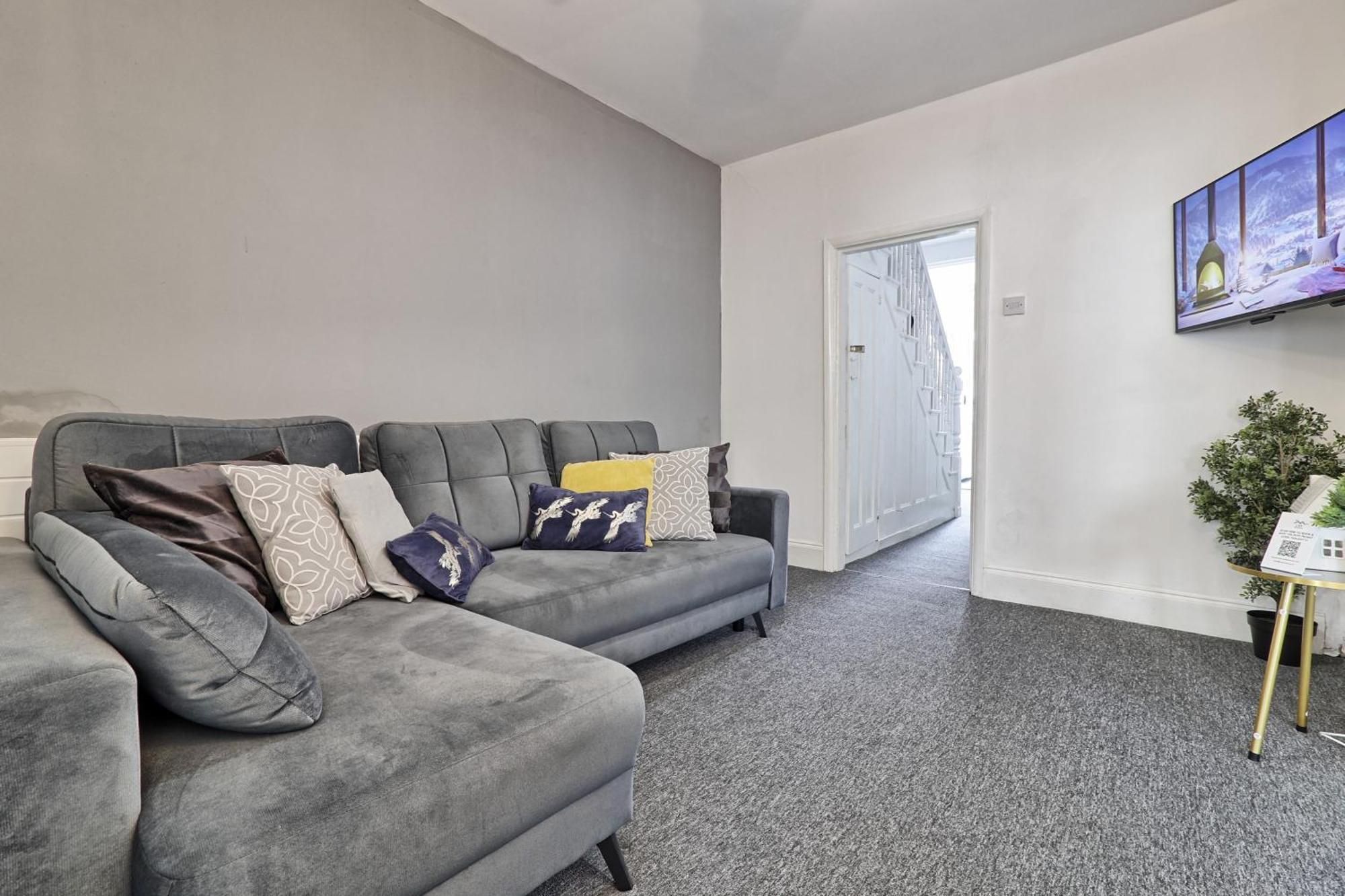 Beautiful Spacious Four Bedroom House With Parking For 2 Cars, 5 Minute Walk To Southend Station Exterior photo