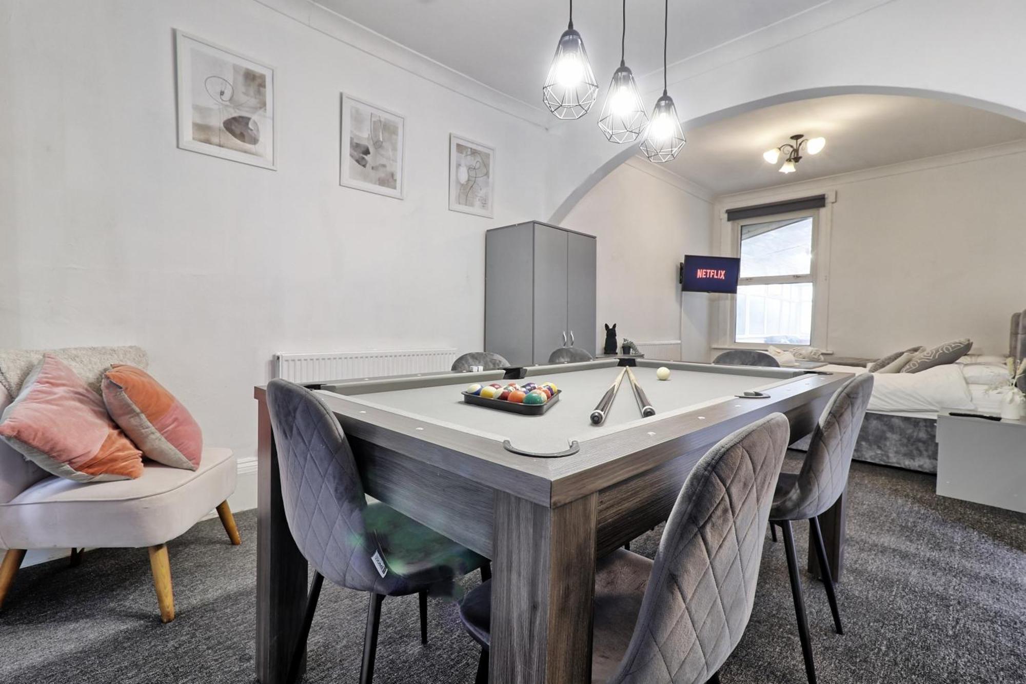 Beautiful Spacious Four Bedroom House With Parking For 2 Cars, 5 Minute Walk To Southend Station Exterior photo