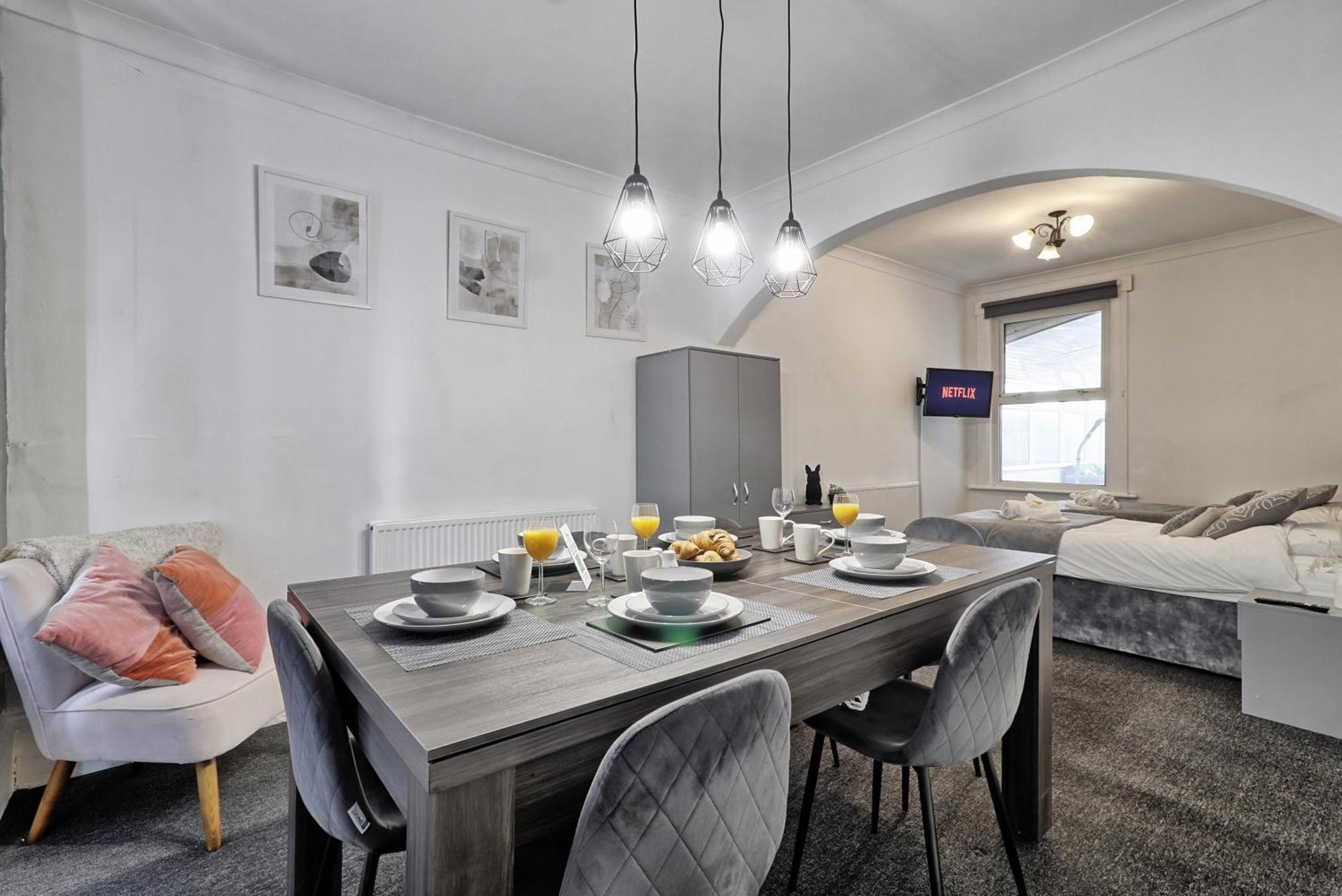 Beautiful Spacious Four Bedroom House With Parking For 2 Cars, 5 Minute Walk To Southend Station Exterior photo