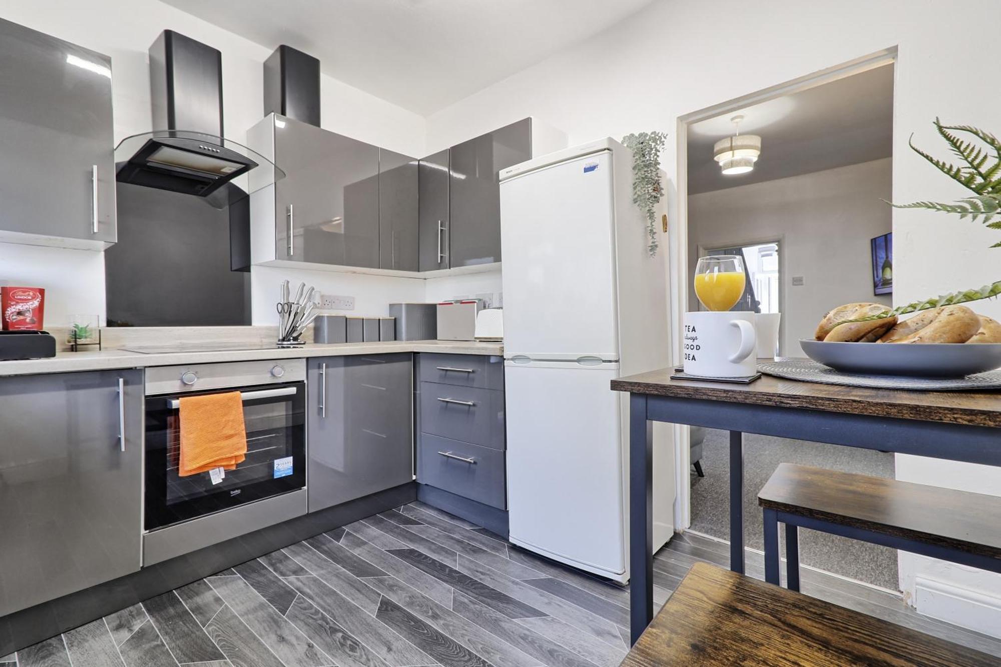 Beautiful Spacious Four Bedroom House With Parking For 2 Cars, 5 Minute Walk To Southend Station Exterior photo