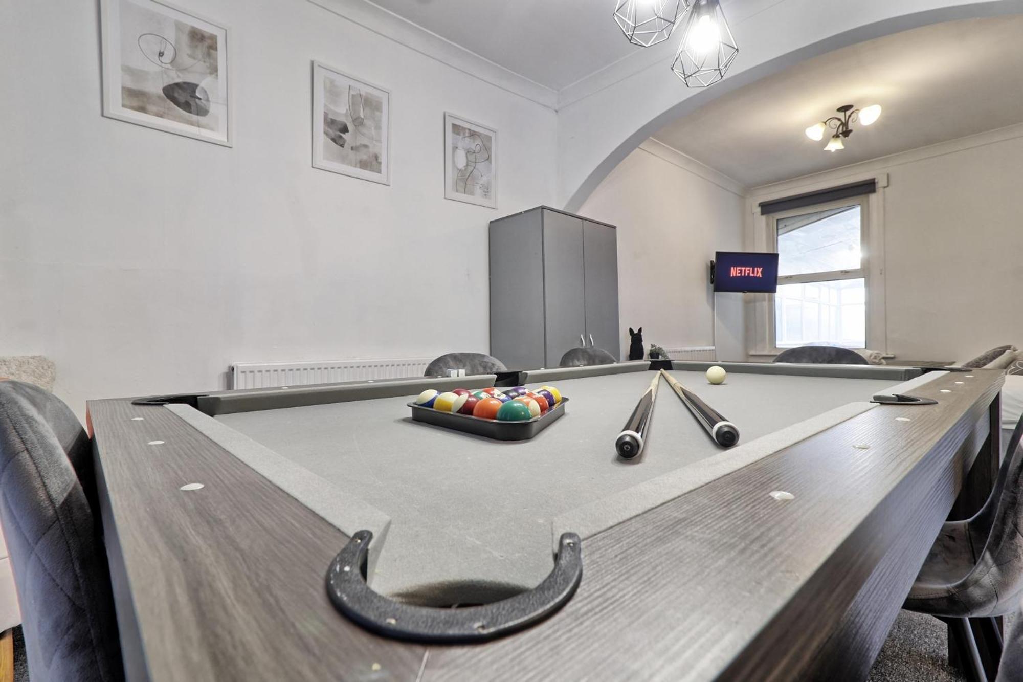 Beautiful Spacious Four Bedroom House With Parking For 2 Cars, 5 Minute Walk To Southend Station Exterior photo