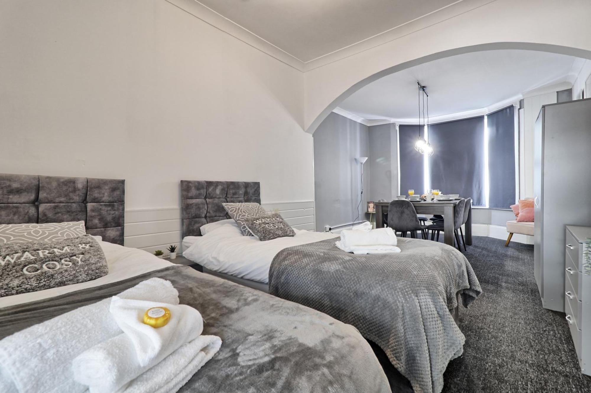 Beautiful Spacious Four Bedroom House With Parking For 2 Cars, 5 Minute Walk To Southend Station Exterior photo