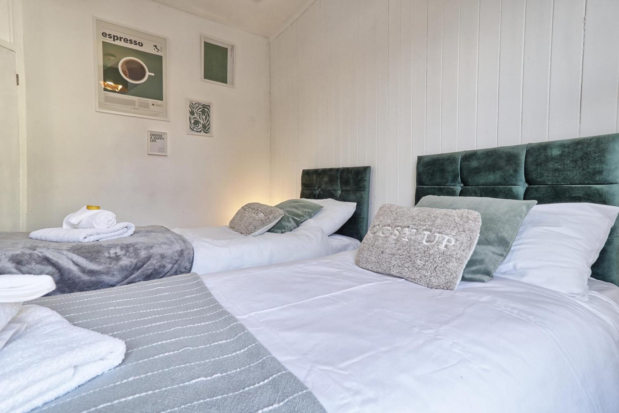 Beautiful Spacious Four Bedroom House With Parking For 2 Cars, 5 Minute Walk To Southend Station Exterior photo